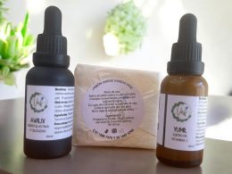 🌟 Kit Nahil: El aliado perfecto para tu piel Recupera la hidratación, suavidad y luminosidad de tu piel opaca y deshidratada con el Nahil Hidratante. Su fórmula está diseñada para combatir la resequedad, dejándote una sensación fresca y libre. Ideal para esos cambios de temperatura que lastiman la piel, este kit es tu solución para mantener una piel radiante y saludable. ¡Dale a tu piel el cuidado que se merece y disfruta de un cutis luminoso! 🍃