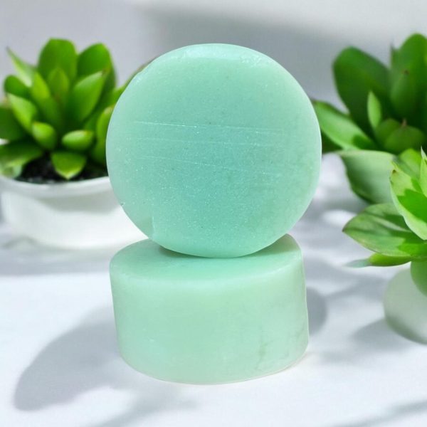 Itayetzi Acondicionador: Cuida tu Cabello con Amor y Naturaleza 🌿 Descubre Itayetzi Acondicionador, el aliado perfecto para mantener tu cabello hermoso y saludable. Con su aceite de aguacate, este acondicionador hidrata profundamente, elimina la sequedad del cuero cabelludo y calma los molestos picores de la caspa. Su aroma a menta te brindará una experiencia refrescante. Aporta brillo y suavidad, dejando tu cabello radiante. ¡Disfruta de resultados increíbles! ✨