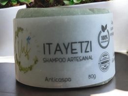 Itayetzi Shampoo: Tu aliado contra la caspa y el cabello seco 🌿 Transforma tu rutina de cuidado capilar con el Itayetzi Shampoo Anti caspa. Su fórmula rica en aceite de jojoba y vitaminas B, C, E, junto con zinc y cobre, acondiciona y humecta tu cabello, dejándolo suave y brillante. La arcilla verde aporta un brillo natural y es ideal para el cabello delgadito, mientras que su aroma a menta refresca cada lavado. ¡Dile adiós a la caspa y dale a tu cabello el amor que se merece! ✨