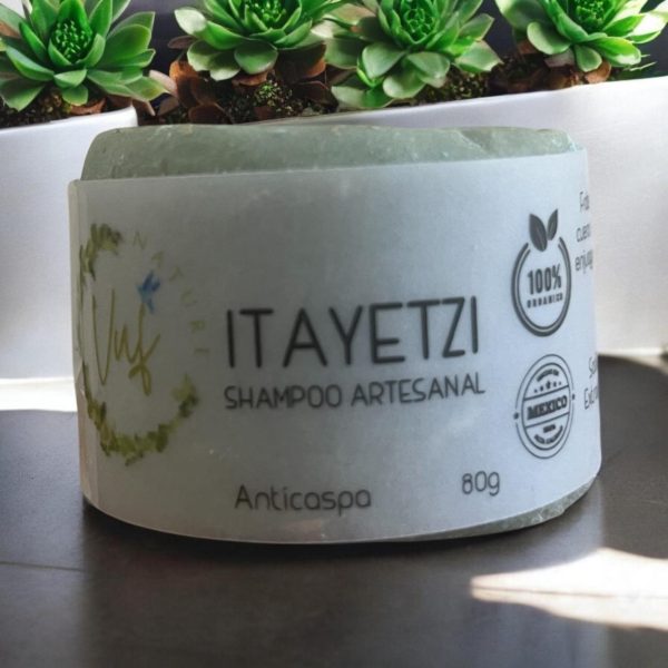 Itayetzi Shampoo: Tu aliado contra la caspa y el cabello seco 🌿 Transforma tu rutina de cuidado capilar con el Itayetzi Shampoo Anti caspa. Su fórmula rica en aceite de jojoba y vitaminas B, C, E, junto con zinc y cobre, acondiciona y humecta tu cabello, dejándolo suave y brillante. La arcilla verde aporta un brillo natural y es ideal para el cabello delgadito, mientras que su aroma a menta refresca cada lavado. ¡Dile adiós a la caspa y dale a tu cabello el amor que se merece! ✨