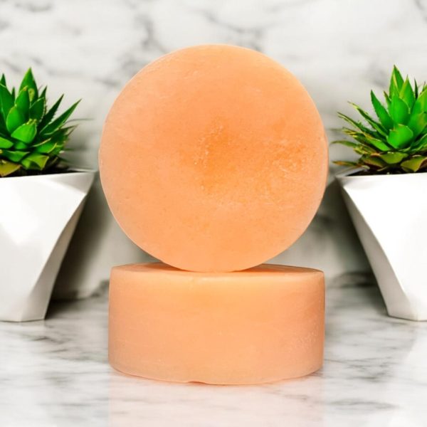 Acondicionador Itzae: Tu secreto para rizos hidratados y radiantes 🌿 Descubre la maravilla de este Acondicionador rico en ácidos grasos que nutren y acondicionan tu cabello. Este producto, combinado con aceite de jojoba y vitaminas B, C, E, Zinc y Cobre, sella la humedad, evitando el quiebre y dejando tus rizos suaves y saludables. Déjate envolver por su delicioso aroma a naranja y transforma tu rutina de cuidado capilar. ¡Tus rizos te lo agradecerán! ✨