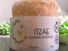 Itzae Shampoo: Brillo y fuerza para tus rizos 🌟 Tu aliado ideal para lograr rizos llenos de vida. Su fórmula enriquecida con aceite de olivo proporciona hidratación intensa, aportando brillo y suavidad a cada hebra. Además, su encantador olor a mandarina transforma tu rutina de lavado en una experiencia sensorial única. ¡Dale a tus rizos el cariño que merecen y disfruta de un cabello radiante! ✨