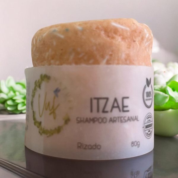 Itzae Shampoo: Brillo y fuerza para tus rizos 🌟 Tu aliado ideal para lograr rizos llenos de vida. Su fórmula enriquecida con aceite de olivo proporciona hidratación intensa, aportando brillo y suavidad a cada hebra. Además, su encantador olor a mandarina transforma tu rutina de lavado en una experiencia sensorial única. ¡Dale a tus rizos el cariño que merecen y disfruta de un cabello radiante! ✨