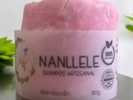 Nanllele Shampoo: Tu aliado para un cabello radiante 🌿 Con el aceite de olivo, este shampoo humecta y regenera tu cabello, ayudando a eliminar puntas abiertas. Su fórmula rehidratante elimina toxinas, aportando suavidad y brillo. Además, su aceite esencial de cítricos revitaliza cada hebra, dejándola fresca y llena de vida.