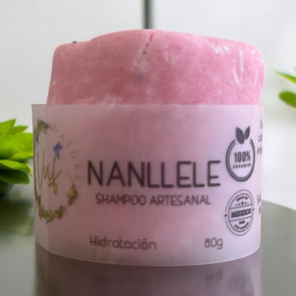 Nanllele Shampoo: Tu aliado para un cabello radiante 🌿 Con el aceite de olivo, este shampoo humecta y regenera tu cabello, ayudando a eliminar puntas abiertas. Su fórmula rehidratante elimina toxinas, aportando suavidad y brillo. Además, su aceite esencial de cítricos revitaliza cada hebra, dejándola fresca y llena de vida.