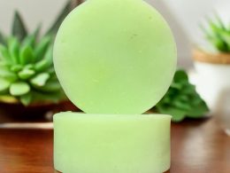 Nuzca Acondicionador: El cuidado que tu cabello merece 🌿 Revitaliza tu melena con nuestro Acondicionador Crecimiento, formulado con aceite de coco rico en vitaminas E y K, y hierro. Su combinación de ácidos grasos protege tu cabello del sol mientras que el aceite esencial de romero ayuda a restaurar el cabello quebradizo, retrasa la caída y estimula el crecimiento. Además, su delicioso olor a menta te brinda una experiencia refrescante.
