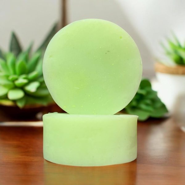 Nuzca Acondicionador: El cuidado que tu cabello merece 🌿 Revitaliza tu melena con nuestro Acondicionador Crecimiento, formulado con aceite de coco rico en vitaminas E y K, y hierro. Su combinación de ácidos grasos protege tu cabello del sol mientras que el aceite esencial de romero ayuda a restaurar el cabello quebradizo, retrasa la caída y estimula el crecimiento. Además, su delicioso olor a menta te brinda una experiencia refrescante.
