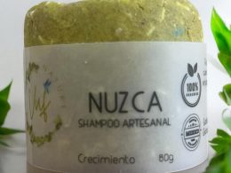 Nuzca Shampoo: El impulso que tu cabello necesita 🌿 Revitaliza tu melena con el Nuzca Shampoo Crecimiento, enriquecido con aceite de aguacate y romero. Esta potente fórmula, repleta de ácidos grasos, vitaminas E, D y B, y minerales, repara la fibra capilar mientras controla la caída y favorece el crecimiento.